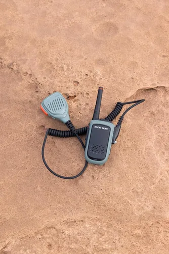 Miniatura 3 de Rocky Talkie Expedition - Radio de 5 vatios con micrófono de mano impermeable, radio GMRS con impermeabilización IP67, walkie talkie de largo