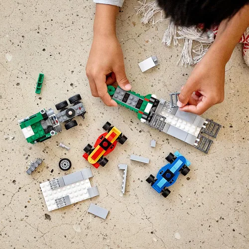 Miniatura 6 de LEGO Creator 31113 - Kit de construcción 3 en 1 para transportador de autos de carreras, es un gran regalo para niños que aman los juguetes