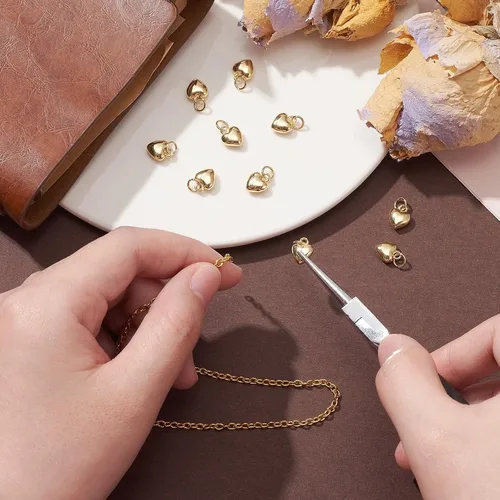 Miniatura 4 de KitBeads 10 dijes de corazón chapados en oro real de 18 quilates de latón dulce amor, mini colgantes 3D para el día de San Valentín para hacer
