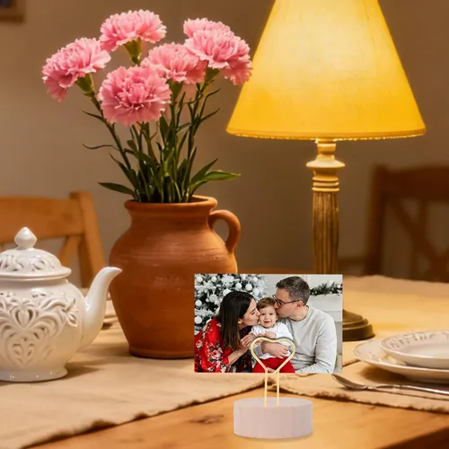 Miniatura 6 de Oubest Soportes dorados para números de mesa y tarjetas de lugar con alambre de metal en forma de corazón y base de madera, 10 soportes