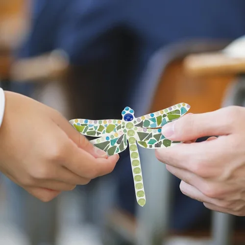 Miniatura 7 de WEBEEDY Make 2 Dragonfly Glass Mosaic Kit DIY Craft Glass Kit para adultos incluye mosaicos, chips de madera, cinta para Navidad, regalo