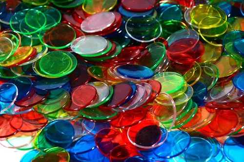 Miniatura 4 de Regal Bingo - Juego de tarjetas de bingo y fichas reutilizables – 50 cartas de juego estándar, 50 tarjetas de llamada y 500 fichas de bingo Conjunto