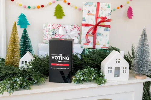 Miniatura 2 de The Voting Game After Dark Edition – El divertido juego de cartas para adultos sobre descubrir quiénes son tus amigos, perfecto para estudiantes