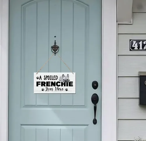 Miniatura 2 de Funny A Spoiled Frenchie Lives Here Sign, placa de madera impresa, letrero de madera colgante para decoración del hogar, letreros familiares