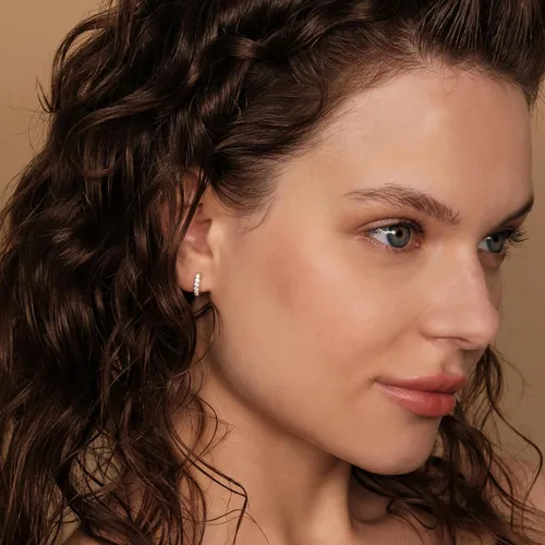 Miniatura 2 de PAVOI Aretes de aro de plata de ley chapados en oro de 14 quilates con circonita cúbica para mujer