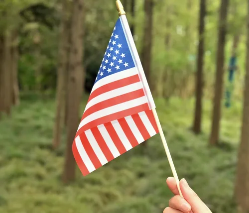 Miniatura 6 de Paquete de 25 banderas pequeñas de Estados Unidos en palo de mano para decoración del 4 de julio