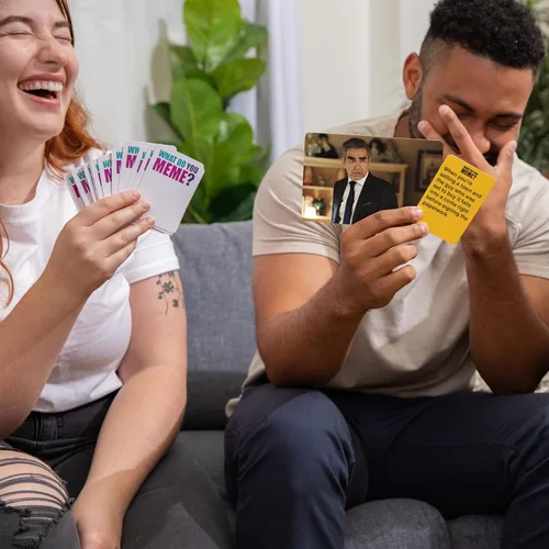 Miniatura 3 de WHAT DO YOU MEME? Paquete de expansión Schitt's Creek: diseñado para ser agregado al juego de fiesta principal