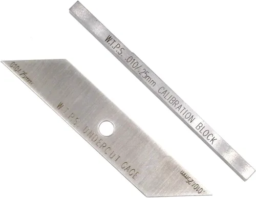 Calibrador de soldadura con bloque de calibración de 2 piezas con herramientas de inspección de profundidad de corte inferior y lectura métrica.