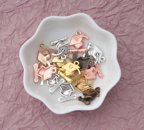 Miniatura 6 de Ruwado 30 dijes de graduación con diploma de metal, lindos colgantes de cuentas para hacer joyas, kits de collares, pulseras, llavero, aretes