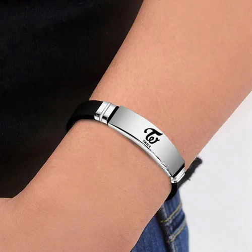 Miniatura 2 de SHOISOWO Paquete de 2 pulseras Kpop TWICE Merch, pulseras de silicona con dije doble para regalos, Sin gemas.