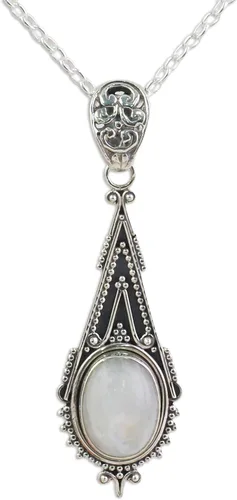 NOVICA Aretes artesanales hechos a mano con perlas cultivadas, plata de ley blanca, piedra natal india de agua dulce 0.7 pulgadas de largo x 0.7