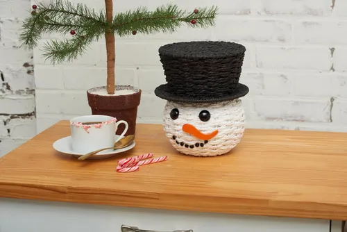 Miniatura 2 de C&F Home Muñeco de nieve tejido a mano de Navidad Candy Container
