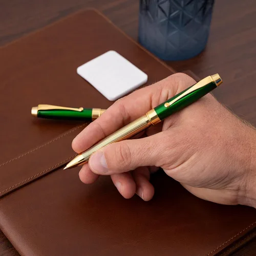 Miniatura 2 de Set de bolígrafo y pluma rodante Braxton personalizado - Acabado de laca verde con ribete dorado. Juego de regalo chapado en oro de 18 quilates