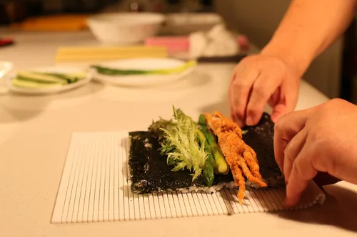 Miniatura 11 de Alfombrilla de sushi antiadherente profesional de plástico para sushi, rodillo de sushi, rodillo de sushi Makisu, 10.5 x 9.8 pulgadas Amarillo