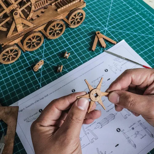Miniatura 9 de YAQUMW Grúas de madera retro medievales europeas para hacer manualidades y construir juegos de mesa desafiantes kits de modelo de juguete, escala