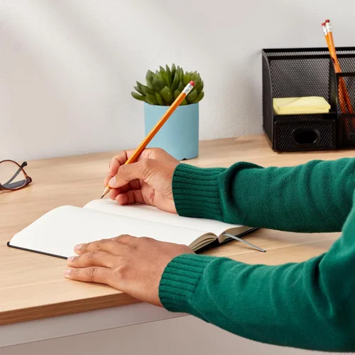 Miniatura 9 de Amazon Basics Cuaderno clásico con rayas, 240 páginas, tapa dura, 5 x 8.25 pulgadas, color negro