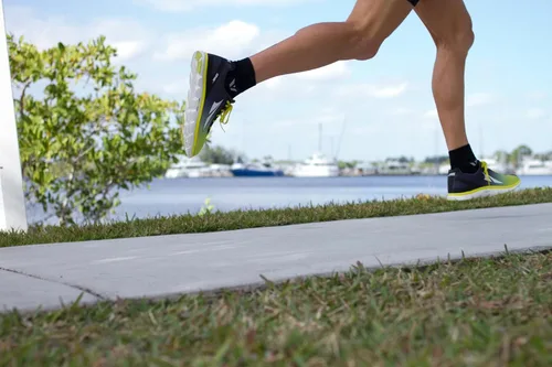 Miniatura 4 de Swiftwick - Calcetines ASPIRE QUARTER CREW para correr y ciclismo, ligeros, ajuste de compresión