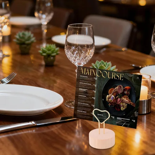 Miniatura 7 de Oubest Soportes dorados para números de mesa y tarjetas de lugar con alambre de metal en forma de corazón y base de madera, 10 soportes
