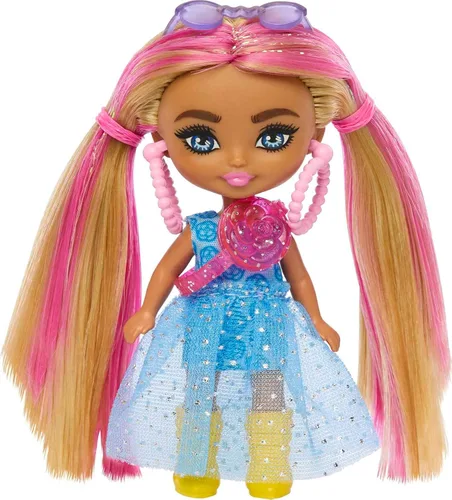 Miniatura 9 de Barbie Extra Mini Minis con coleta negra con mechas azules, usando vestido arcoíris y accesorios y soporte, 3.25 pulgadas