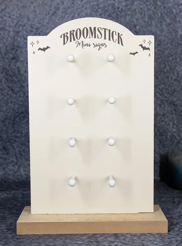 Miniatura 2 de Ebros Gift Wicca Witchcraft Magic Witches 'Broomstick Mini Signs' Tablero de exhibición de madera MDF Soporte para nuestros adornos de escoba