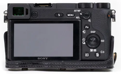 Miniatura 9 de MegaGear MG1014 Ever Ready Funda de cuero para cámara compatible con Sony Alpha A6500 (hasta 0.630-2.756 in) - Negro