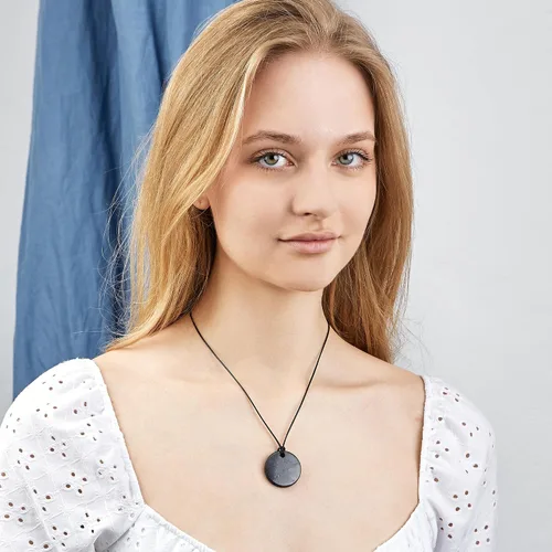 Miniatura 2 de Karelian Heritage Colgante redondo de Shungite Auténtico collar de joyería de amuleto de piedras de Shungite Collar de protección de escudo