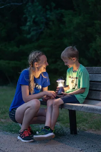 Miniatura 6 de Enbrighten Mini linterna LED para campamento, funciona con pilas, 200 lúmenes, 40 horas de funcionamiento, 3 modos, luz nocturna para niños, ideal