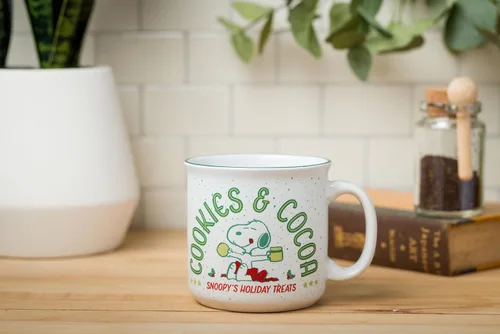 Miniatura 6 de Silver Buffalo Snoopy de Navidad de Peanuts, galletas y cacao, delicias festivas de Snoopy, taza grande de cerámica estilo cámper, 20 onzas Peanuts