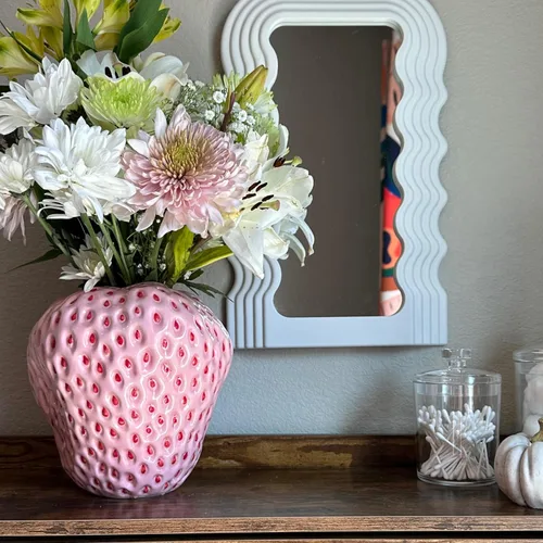 Miniatura 4 de PeachiiPitt - Florero de fresa rosa, jarrón único para decoración estética, decoraciones de fresa para cocina, estantería y centro de mesa auxiliar