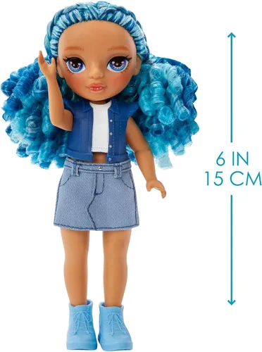 Miniatura 3 de Rainbow High Littles - Sapphire Bradshaw, muñeca pequeña con monedero azul de 5.5 pulgadas, juguete mágico para mascotas, regalo de juguete
