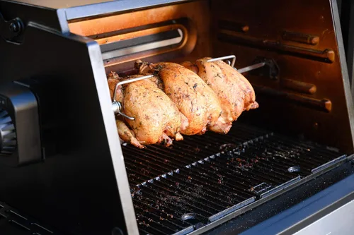 Miniatura 5 de Masterbuilt® Gravity Series - Accesorio de Rotisserie con varillas de asador de acero inoxidable, garras de carne y fuente de energía eléctrica