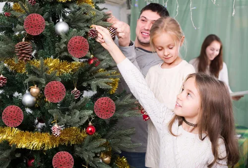 Miniatura 5 de Christmas Traditions Adornos de bola de Navidad de ratán rojo con purpurina de 4 pulgadas, decoración de árbol (juego de 6) (rojo navideño)