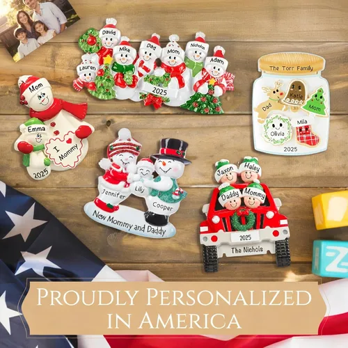 Miniatura 6 de Adorno Personalizado de Familia de 3 con Perro 2025 Personalización Gratuita en 24h Adornos de Navidad para el Árbol Recuerdo Negro de Mascota