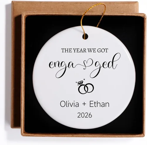 Miniatura 11 de Adorno personalizado para casados de primera Navidad 2026, regalos de compromiso para parejas, adorno de boda personalizado para recién casados