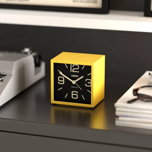 Miniatura 4 de NEWGATE® Reloj despertador en forma de cubo Alarma retro en forma de cubo Amarillo cítrico Ideal para mesita de noche, escritorio, estante