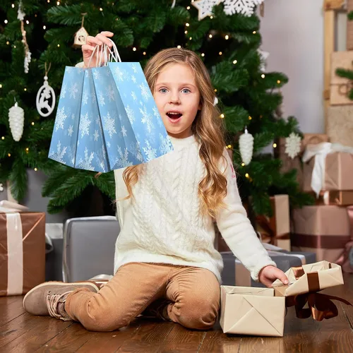 Miniatura 6 de Jectivs Paquete de 24 bolsas de regalo para fiestas, bolsas grandes y gruesas de papel kraft blanco con copos de nieve azul hielo con tejido blanco