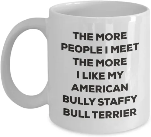 Taza de café divertida con texto en inglés "The more people I meet the more I like my American Bully Staffy Bull Terrier", diseño de amante de los