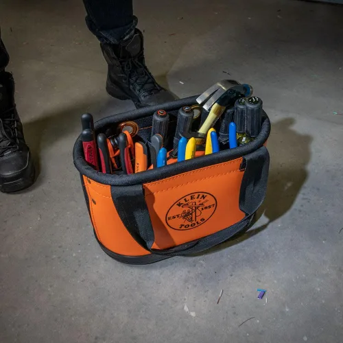 Miniatura 4 de Klein Tools 5144HBS Cubo de cuerpo duro, organizador ovalado para herramientas con funda para cuchillos y 14 otros bolsillos, naranja/negro
