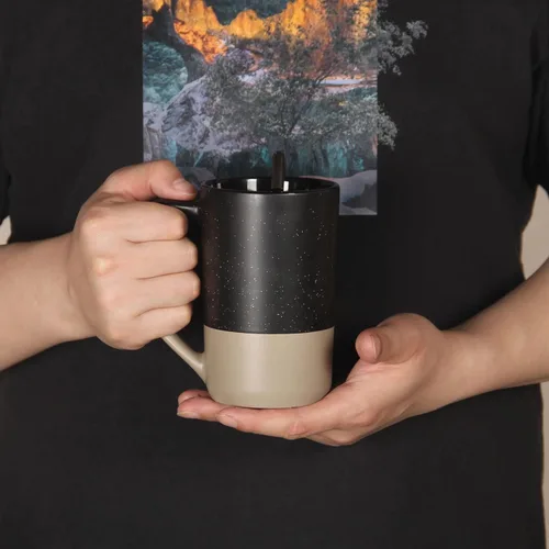 Miniatura 4 de Taza de café grande de 16 onzas, combinación de dos colores, taza de té grande de cerámica con mango cuadrado con moteado blanco para hombres y Negro