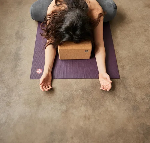 Miniatura 3 de Manduka Bloque de yoga – Bloque de corcho de grano fino, equipo de yoga, accesorio de gimnasio en casa, herramienta de pilates, ligero para viajes