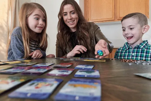 Miniatura 6 de Juego de mesa Machi Koro ¡El juego definitivo de construcción de ciudades! Juego de estrategia de lanzamiento de dados de ritmo rápido para niños