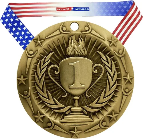 Decade Awards Medalla de Primer Lugar, Clase Mundial - 3 Pulgadas de Ancho - Medalla de Oro con Cinta para el Cuello de Estrellas y Rayas - Perfecta