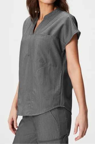 Miniatura 5 de Fabletics Camiseta médica Evolve de 3 bolsillos para mujer con un ajuste de gran tamaño, MotionTech, elástica en 4 direcciones, resistente a