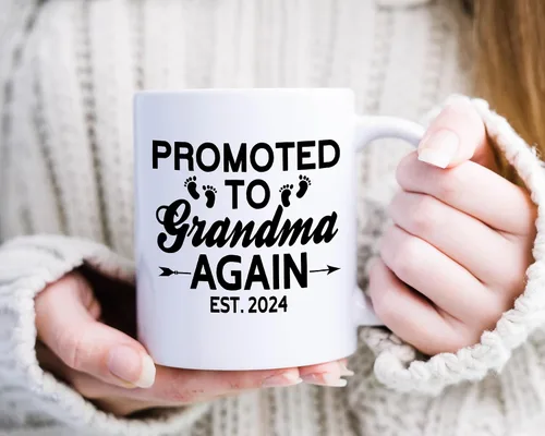 Miniatura 3 de Taza de cerámica de 11 onzas con texto en inglés "Promoted To Grandma Again Est 2024", diseño de abuelas y anuncio de embarazo