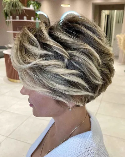Miniatura 8 de Aisaide Peluca Corta de Corte Pixie Gris Platino con Flequillo de Cortina Bob para Mujeres - Peluca Sintética con Raya Lateral Despeinada