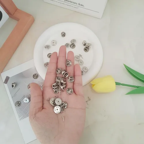 Miniatura 5 de 100 piezas de embragues traseros de pasador de bloqueo plateados, tachuelas de metal de mariposa para broche, sombrero, solapa, insignias, repuesto