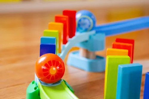 Miniatura 5 de HABA Kullerbu Kringel Domino Playset – Juego de 33 piezas de pista de bolas con dos juegos de dominó que caen – A partir de 2 años