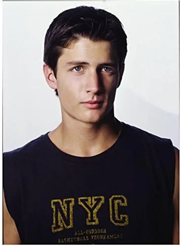 One Tree Hill James Lafferty como Nathan mirando ligeramente a la derecha 8 x 10 pulgadas Foto