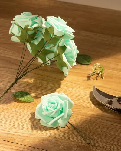 Miniatura 2 de DuHouse 25 rosas artificiales con tallos, flores de espuma de tacto real para bricolaje, ramo de boda, centro de mesa, arreglo floral, fiesta, Verde