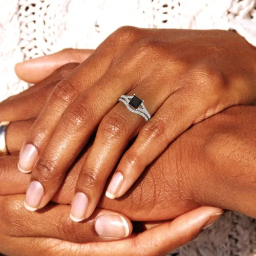 Miniatura 5 de Anillo de compromiso de ónix negro natural con grabado personalizado de corte princesa de 2.01 quilates para boda, juego de novia curvado, oro